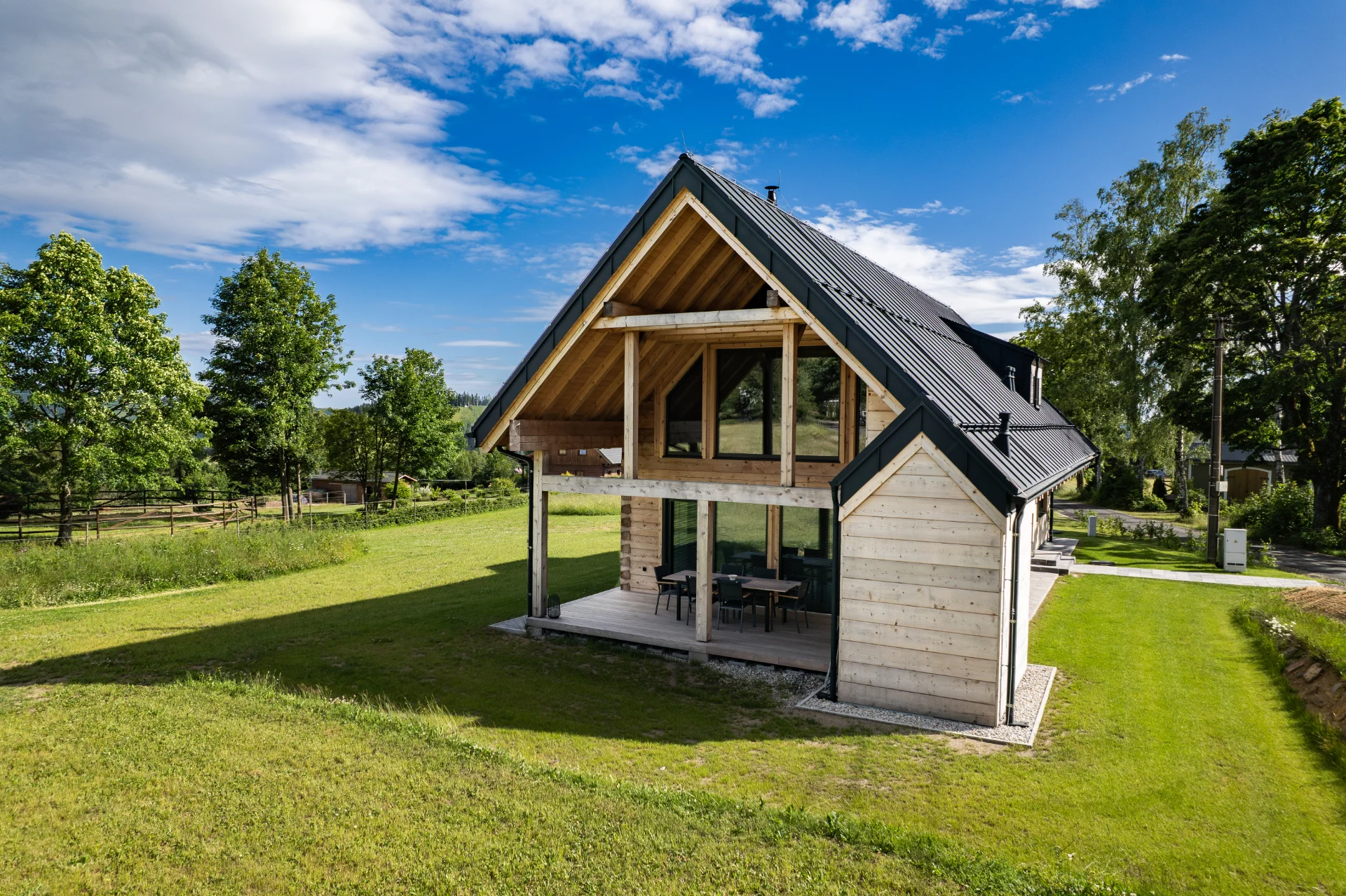 Seitenansicht des Gebäudes mit Terrasse